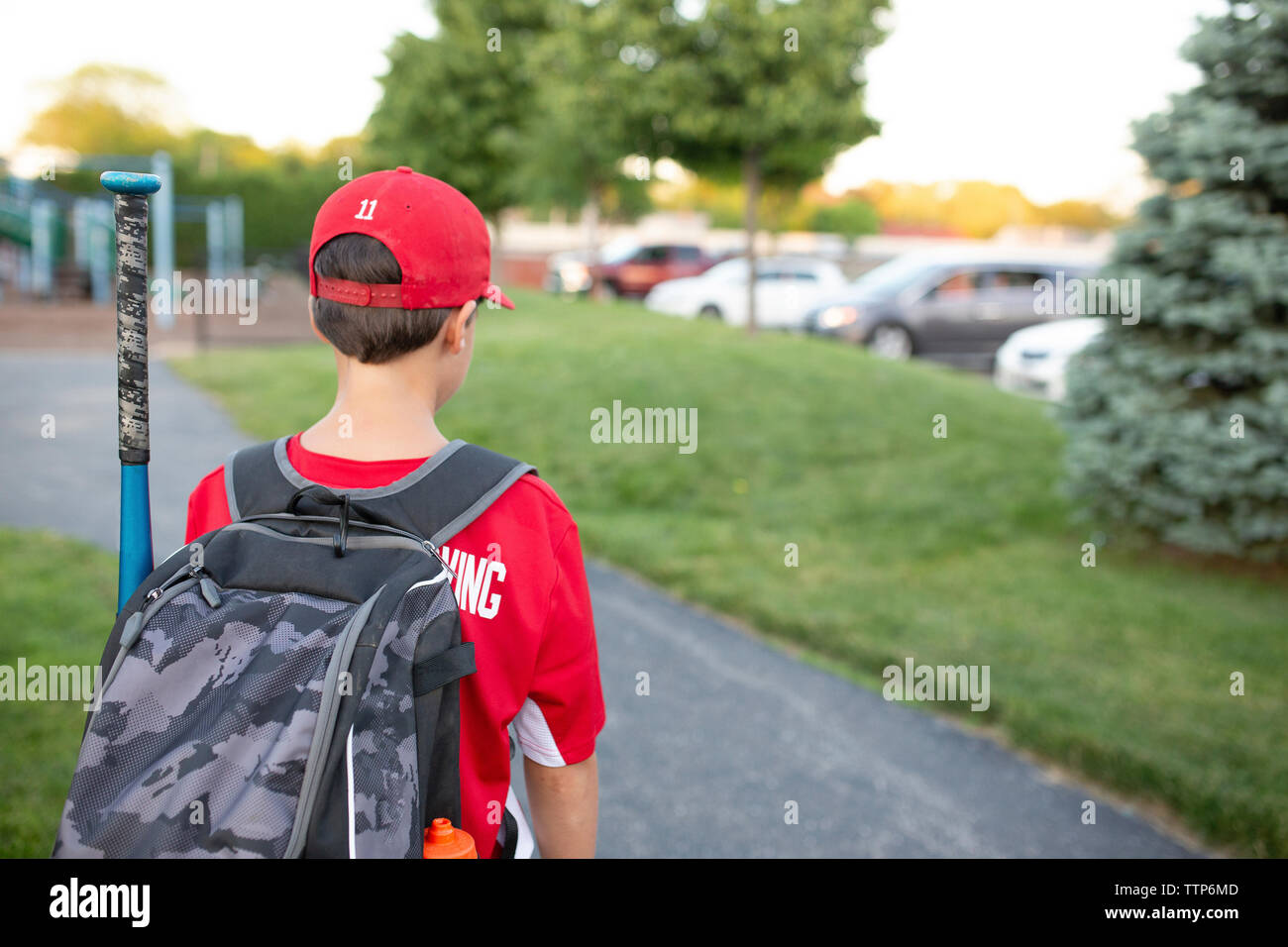 Vista posteriore del giocatore di baseball con zaino in piedi sul campo da gioco Foto Stock