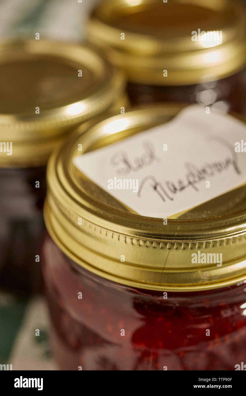 I vasetti di casa rossi impaccati marmellata di lamponi Foto Stock