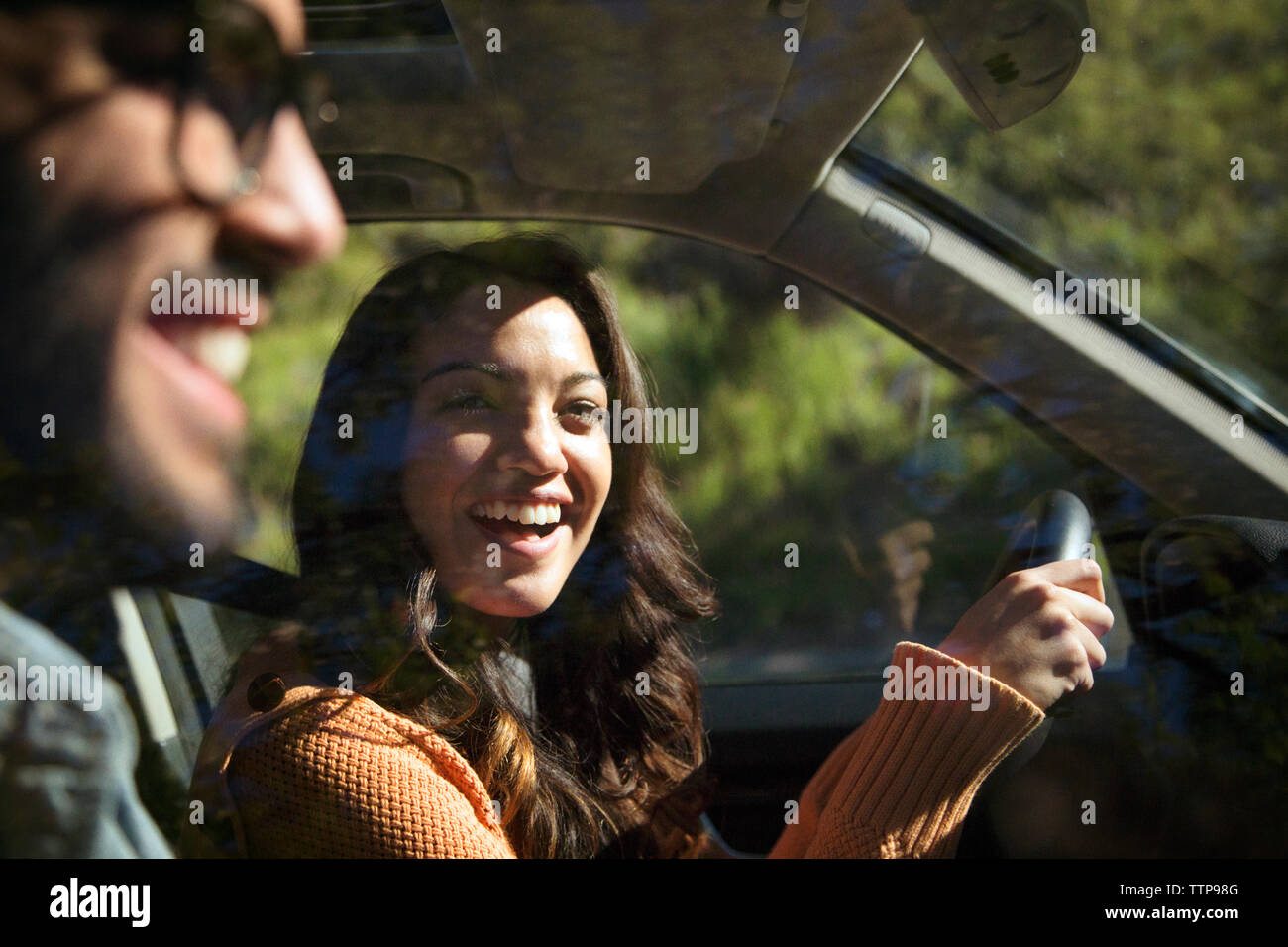 Coppia sorridente in viaggio in auto sulla giornata di sole Foto Stock