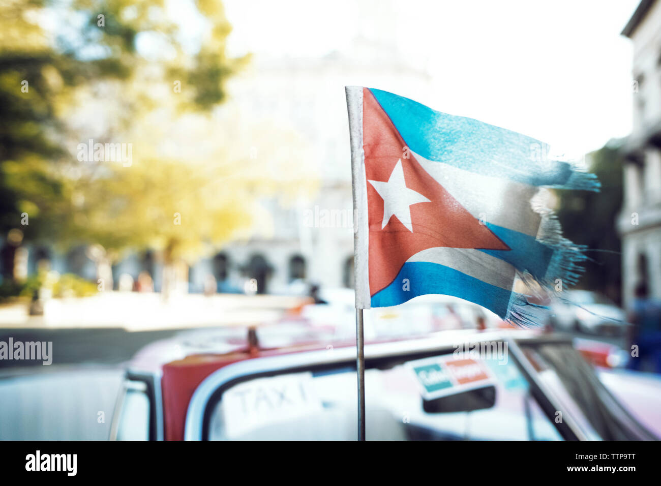 Close-up di bandiera cubana in taxi Foto Stock