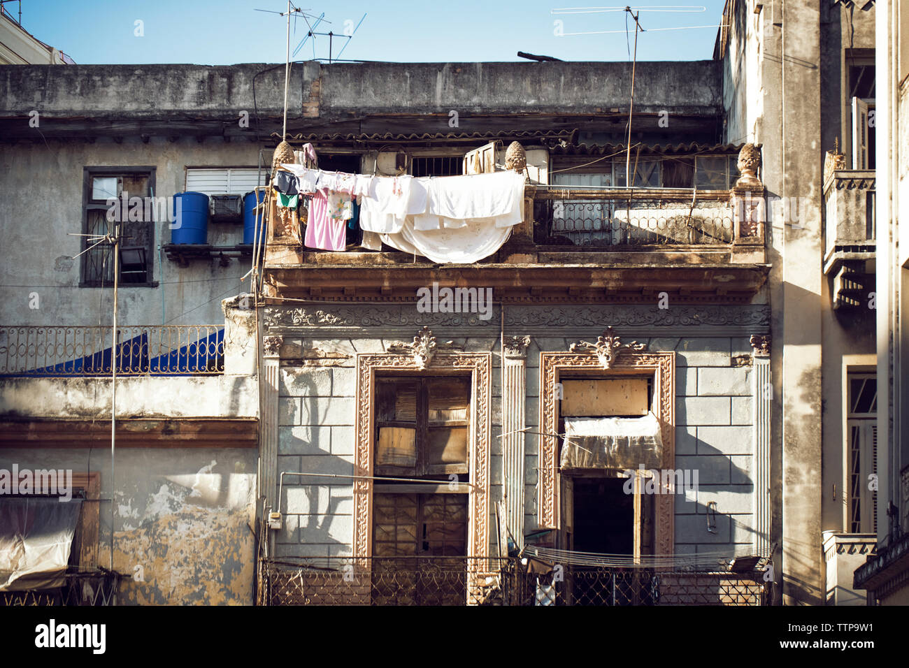Vista della casa in città sulla giornata di sole Foto Stock