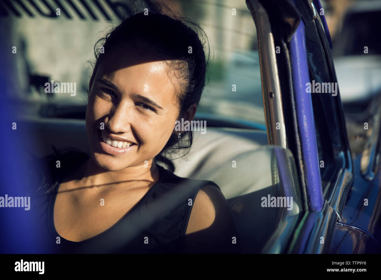 Ritratto di donna in viaggio in auto Foto Stock