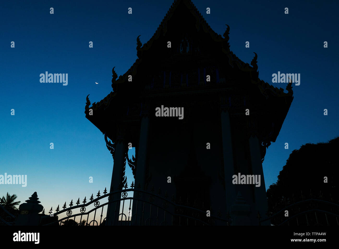 Silhouette dell'edificio contro il cielo chiaro di notte Foto Stock