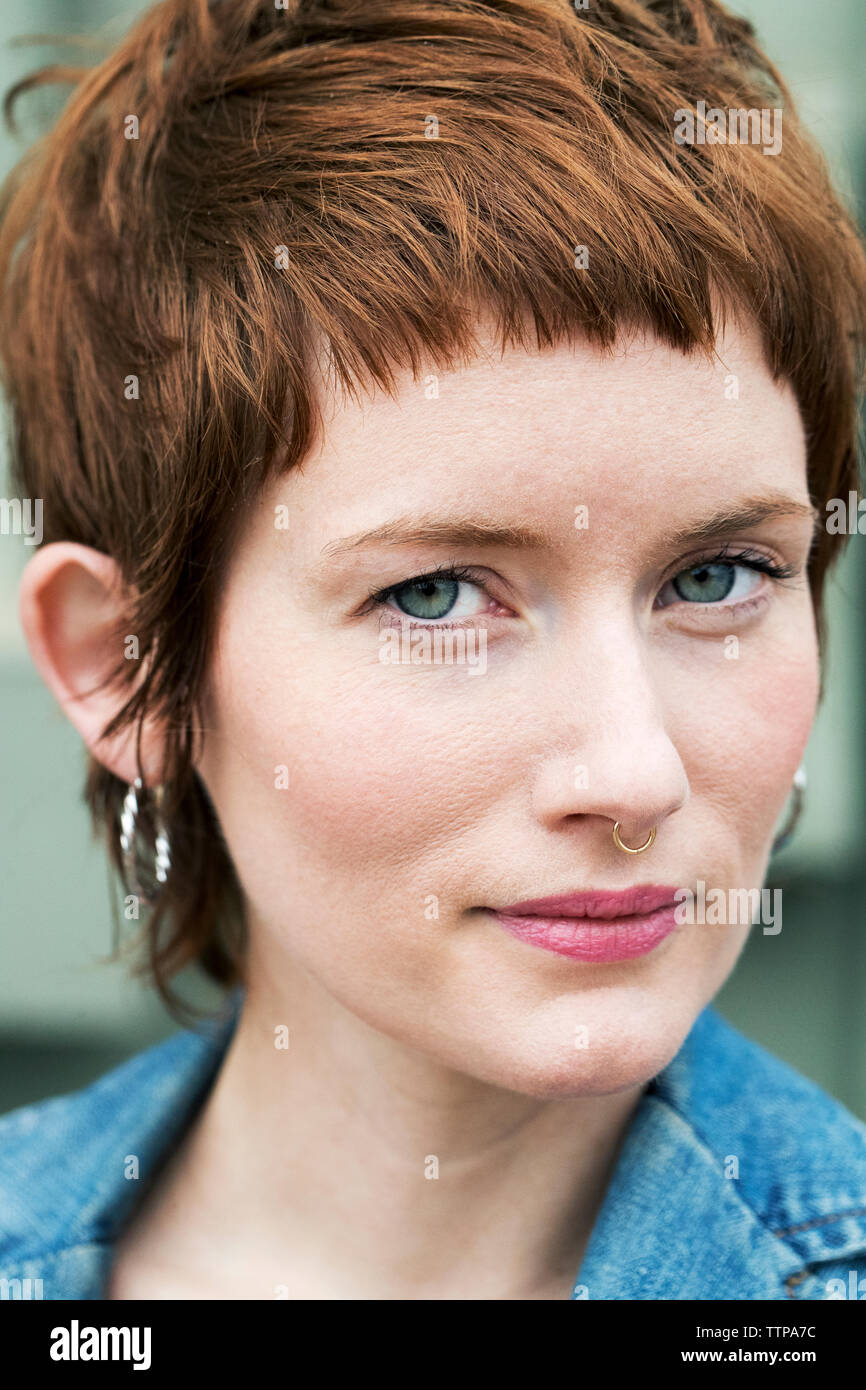 Close-up verticale di fiduciosa donna con capelli corti Foto Stock