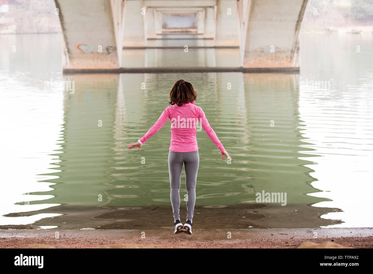 Vista posteriore della donna che si tuffa in seguito al lago di Lamar Boulevard Bridge Foto Stock