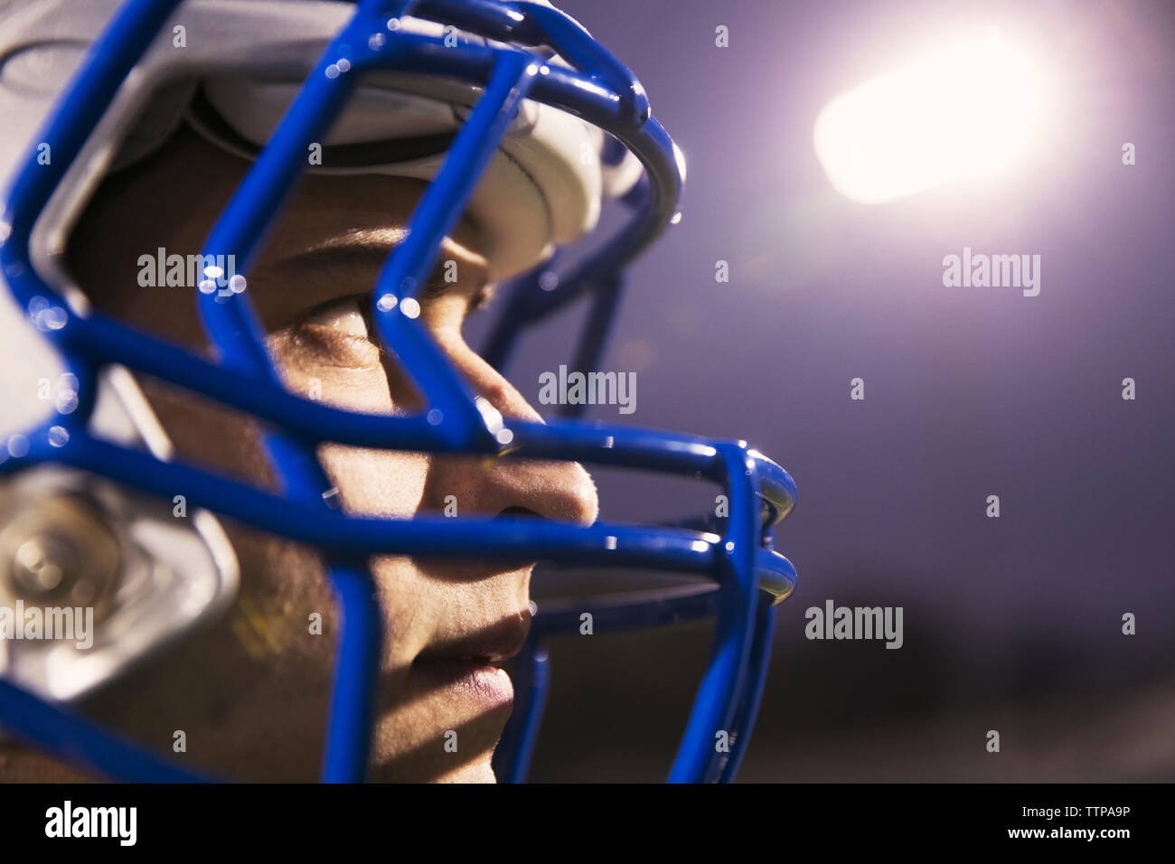 Close-up di giocatore di football americano che guarda lontano Foto Stock