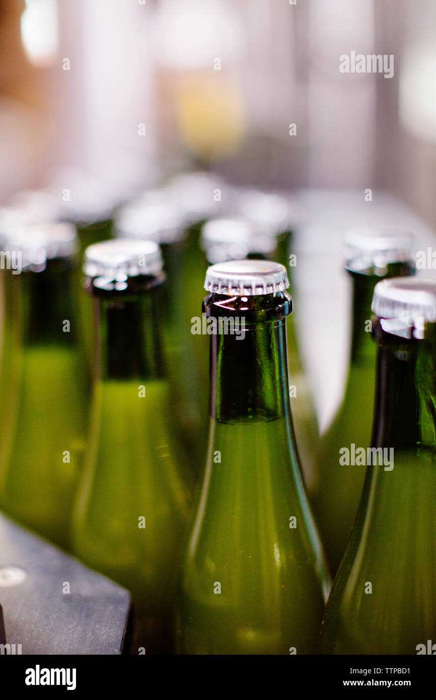 Close-up di coperchi sulle bottiglie di birra presso la fabbrica di birra Foto Stock