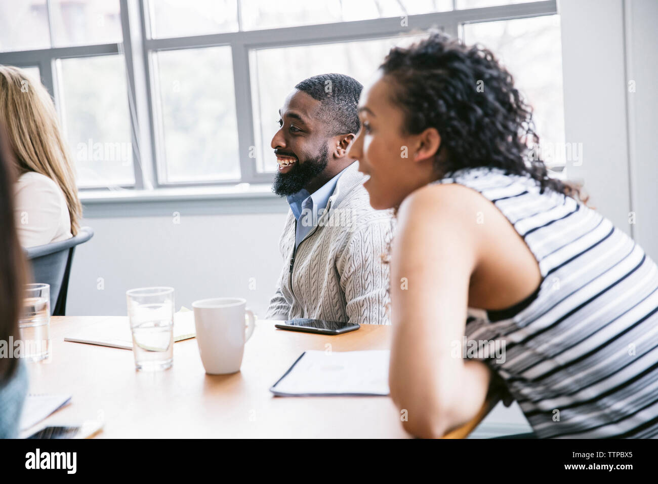 I colleghi a discutere nella riunione di affari a board camera Foto Stock