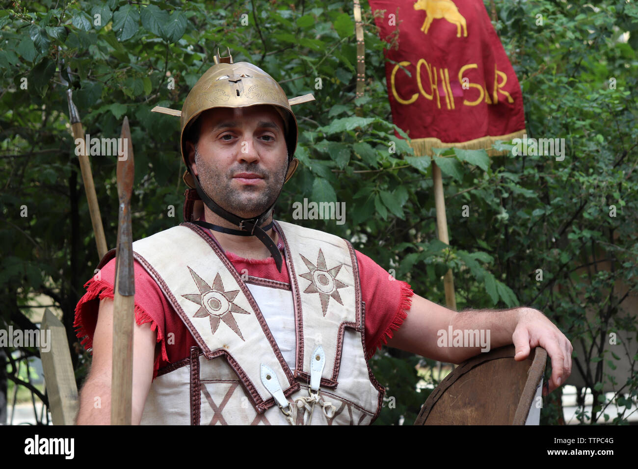 Legionario di Roma antica in posa durante il festival storici tempi e epoche. La ricostruzione di armature e armi di esercito romano Foto Stock