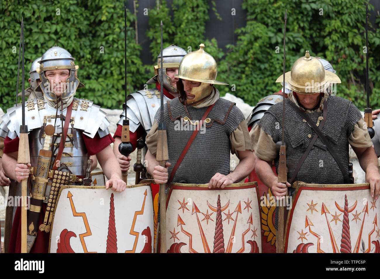 Legionari di Roma antica in marzo durante il festival storici tempi e epoche. La ricostruzione di armature e armi di esercito romano Foto Stock