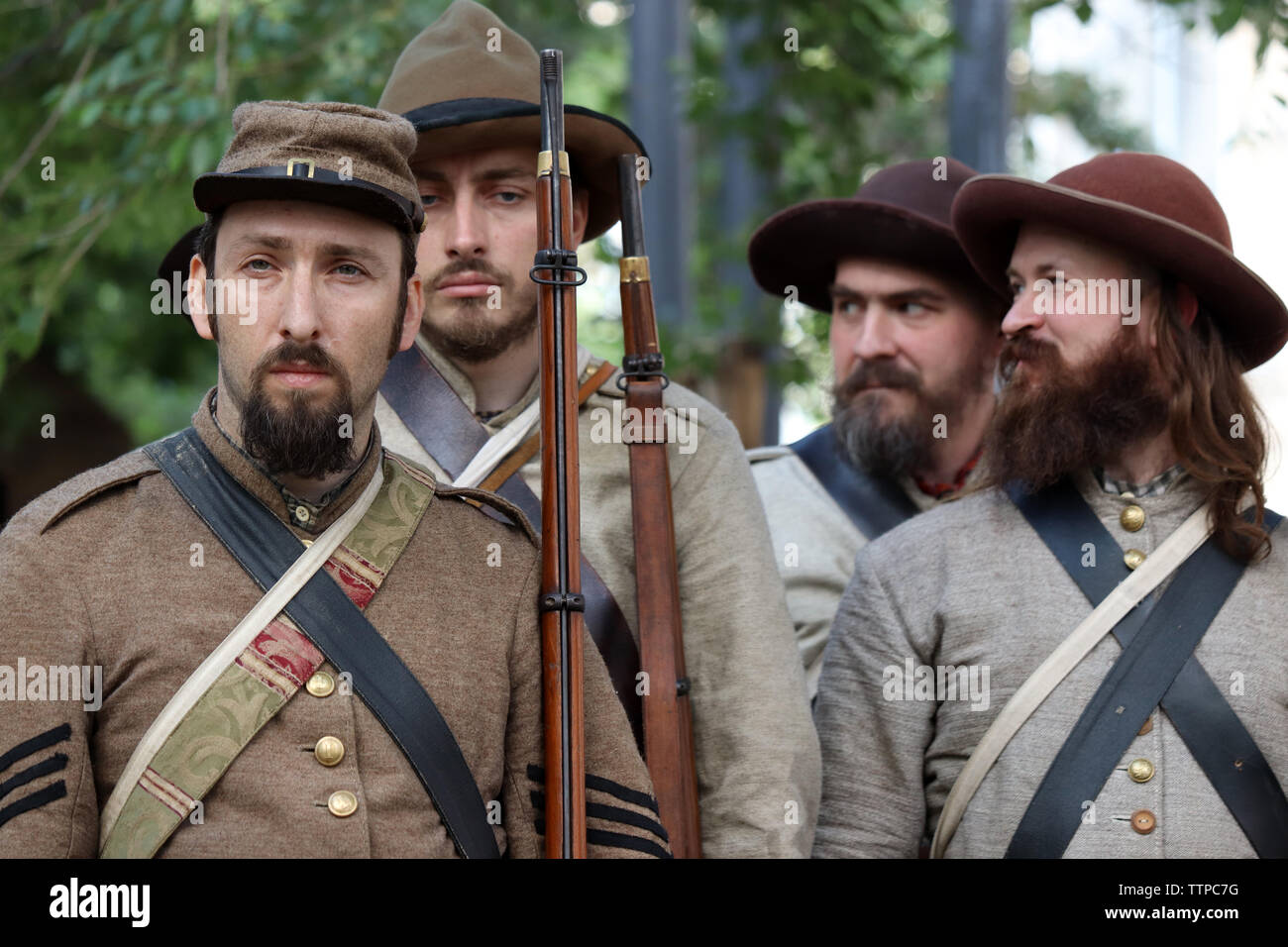 I soldati dell'esercito confederato su un mese di marzo durante la mosca festival storici tempi e epoche. La ricostruzione della guerra civile americana Foto Stock