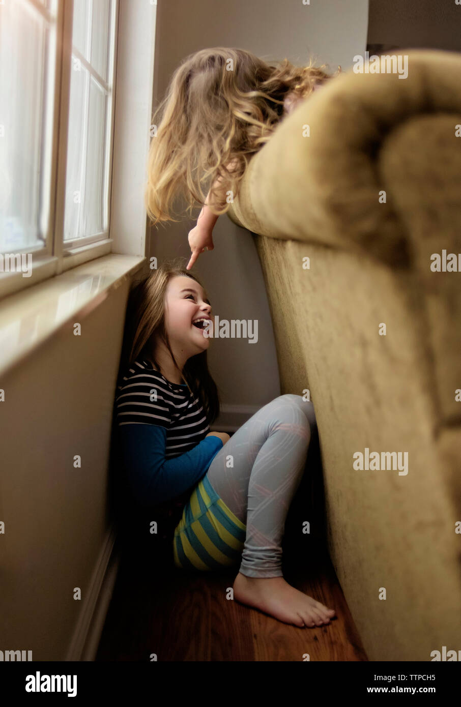 Allegro ragazze giocare in casa Foto Stock