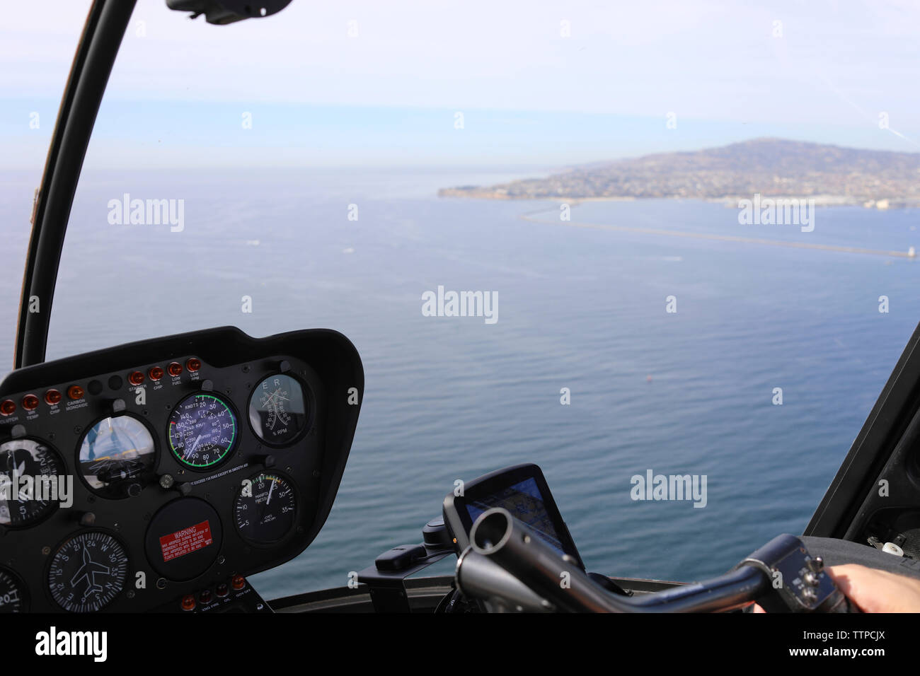 Vista panoramica del mare visto attraverso un elicottero il parabrezza Foto Stock