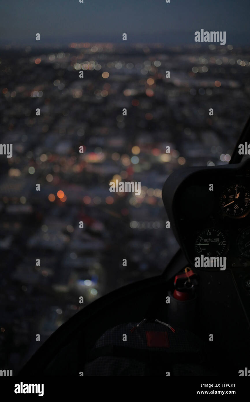 Illuminata cityscape visto tramite elicottero il parabrezza durante la notte Foto Stock
