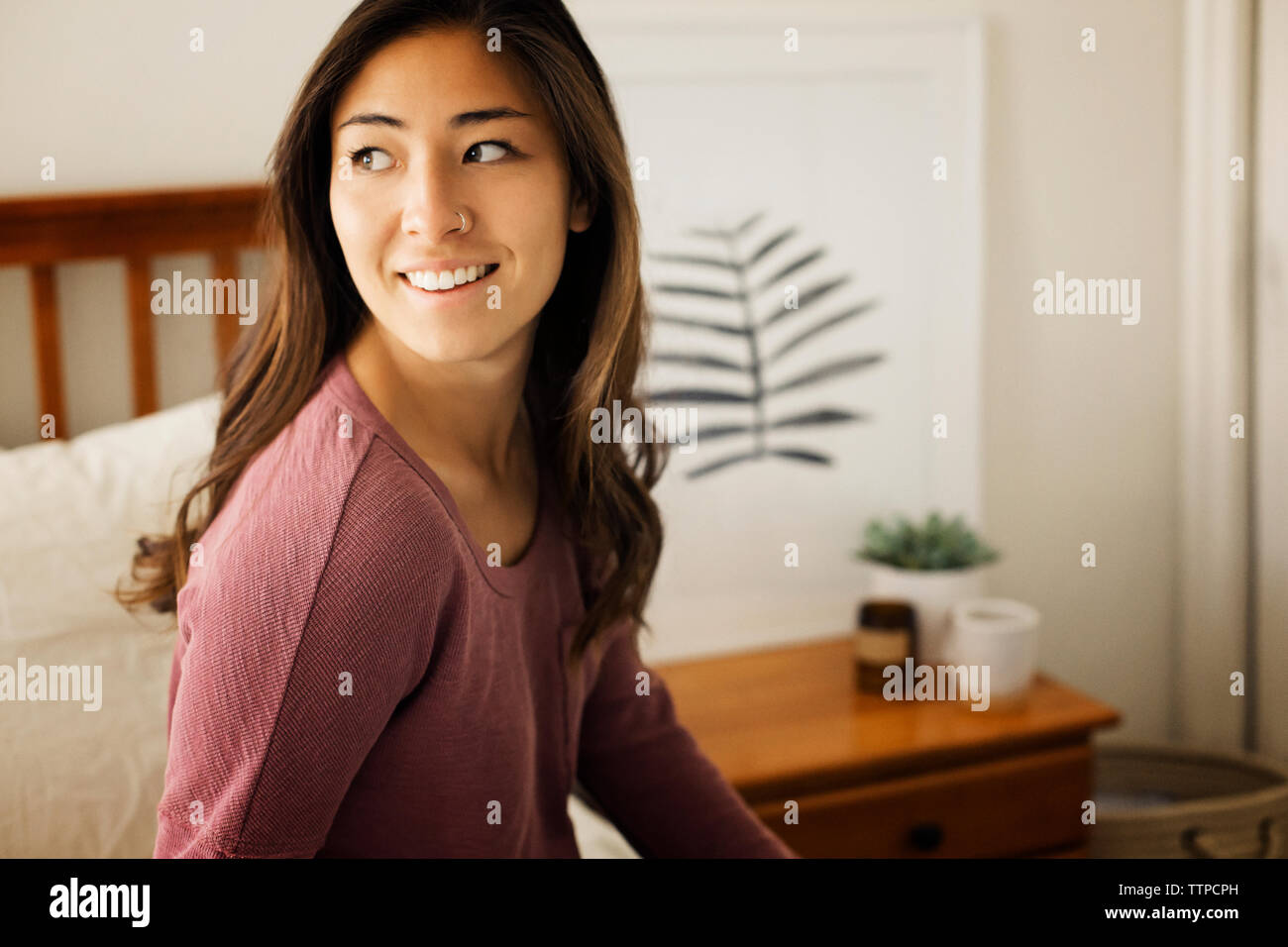 Premurosa donna seduta a casa Foto Stock