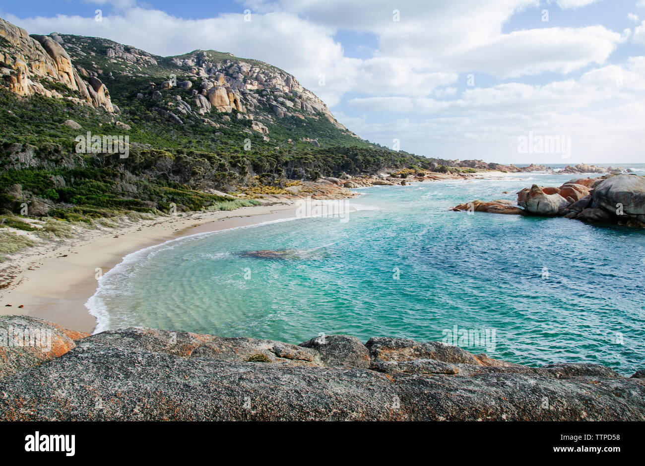 Idillica vista mare e montagna contro il cielo nuvoloso Foto Stock