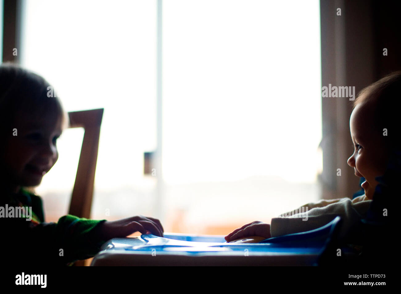 Sorelle sorridente guardando ogni altro a casa Foto Stock