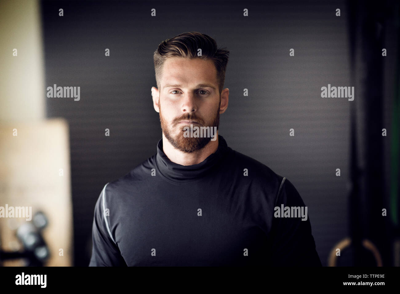 Ritratto di fiducioso atleta maschio in palestra Foto Stock