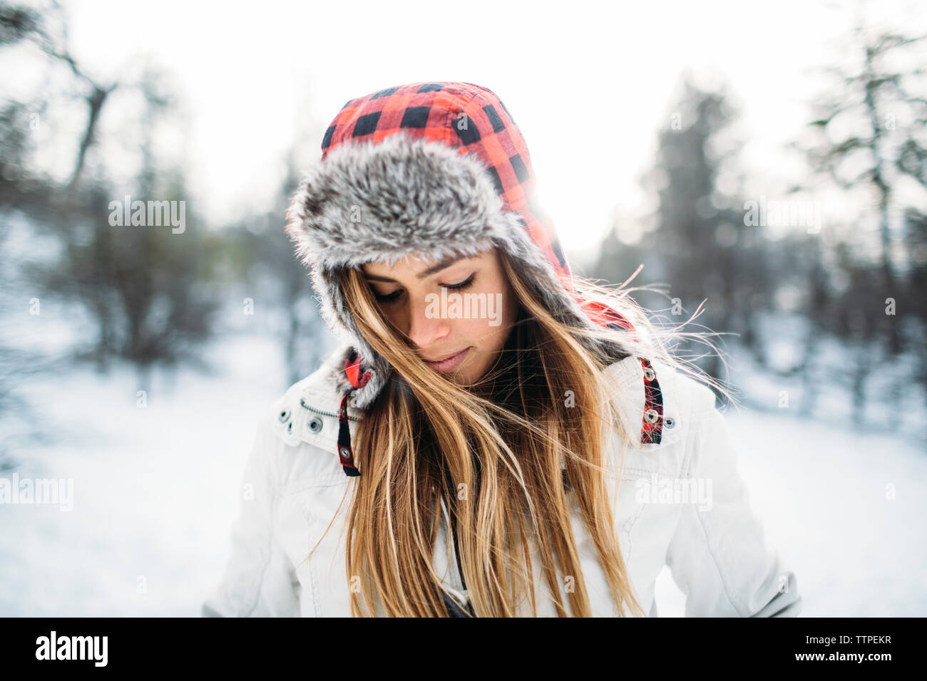 Donna asiatica con guanti invernali e cappello Santa in piedi sul campo da  neve Foto stock - Alamy