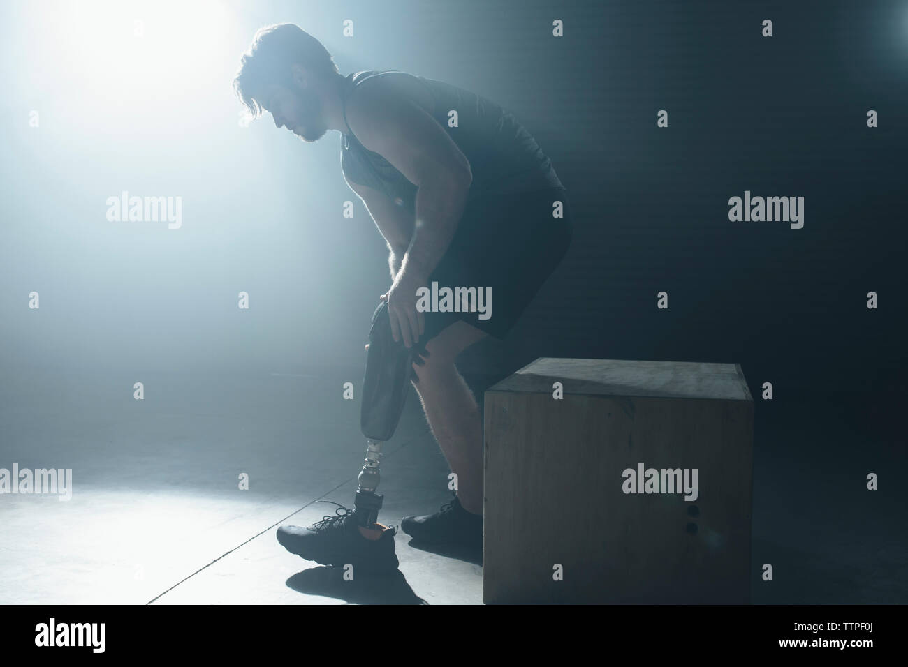 Adattativo regolazione atleta apparecchiature protesiche permanente, mentre in palestra Foto Stock