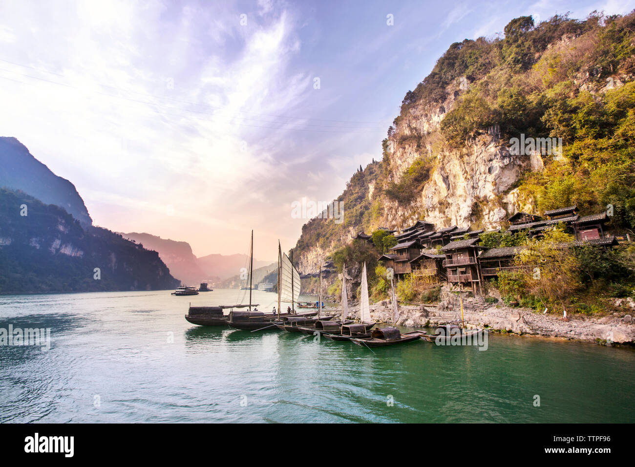 Sampans ormeggiata nel fiume Yangtze in mountain contro sky Foto Stock