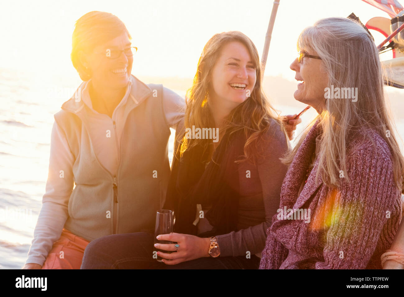 Felici donne godendo in barca nel fiume Foto Stock