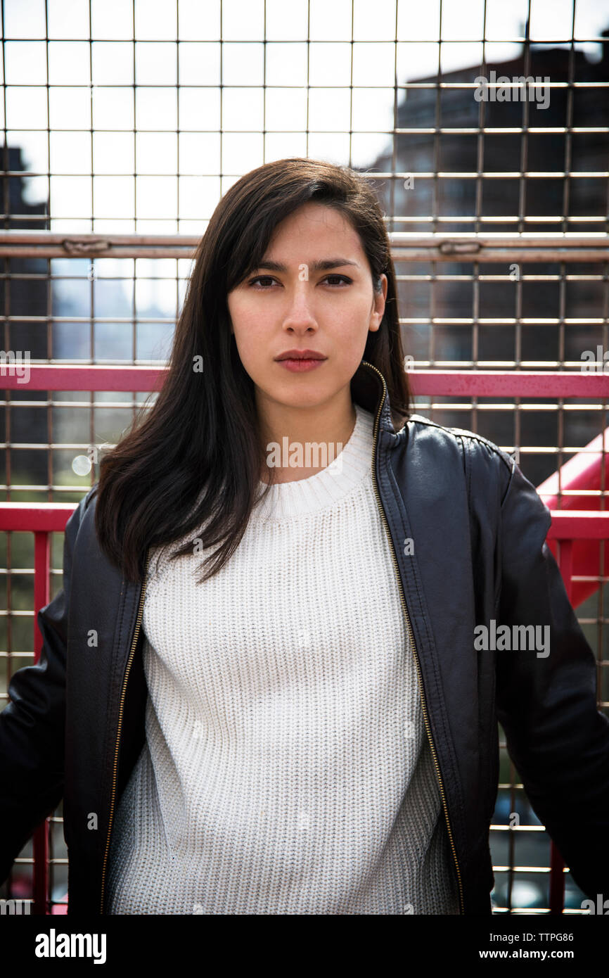 Ritratto di fiducioso bella donna in piedi sul Williamsburg Bridge Foto Stock