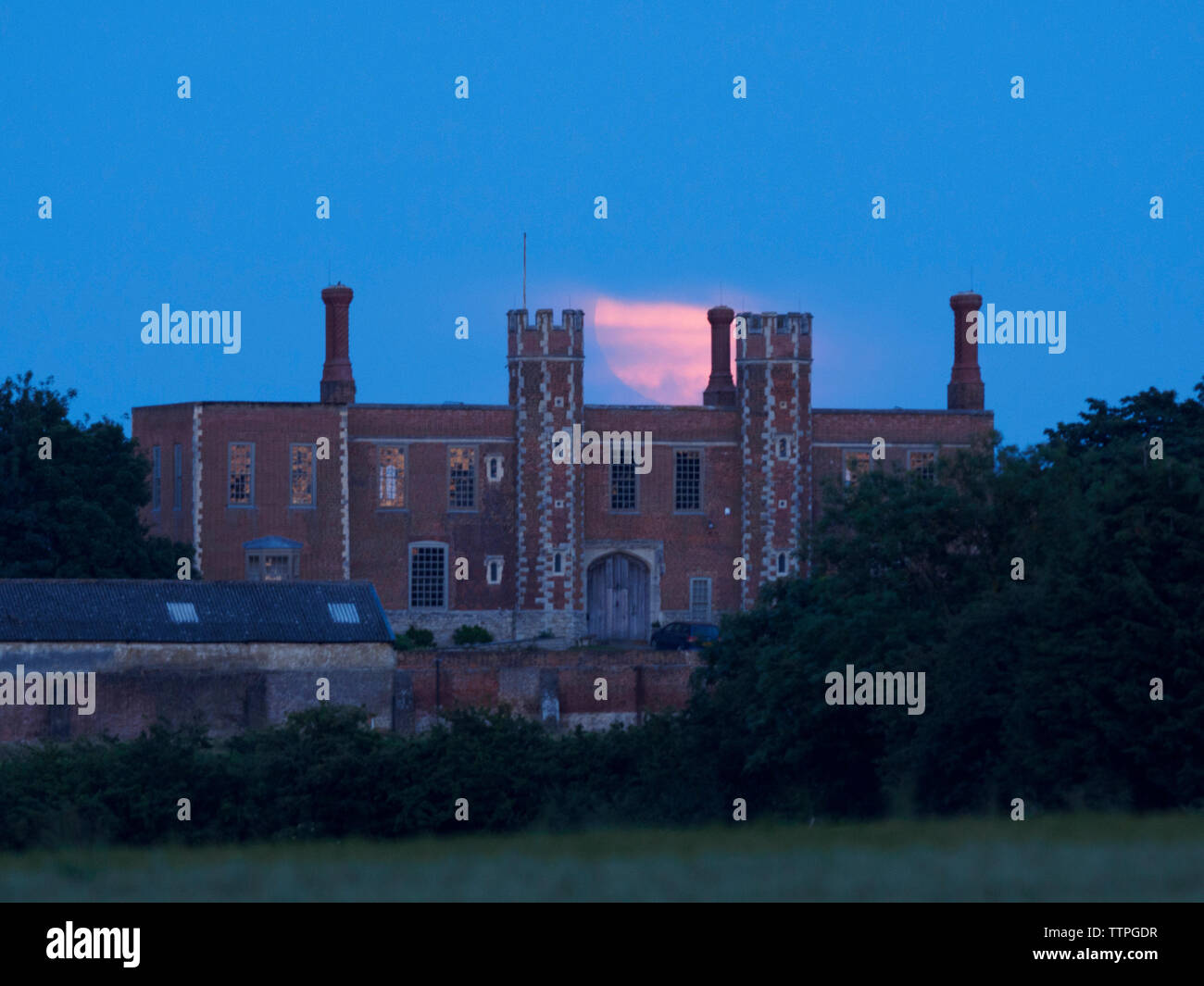 Eastchurch, Kent, Regno Unito. Il 17 maggio 2019. Regno Unito: Meteo la fragola Full Moon Rising sopra storica Shurland Hall di Eastchurch, Kent, dove Enrico VIII e Anne Boleyn hanno trascorso la loro luna di miele. Credito: James Bell/Alamy Live News Foto Stock