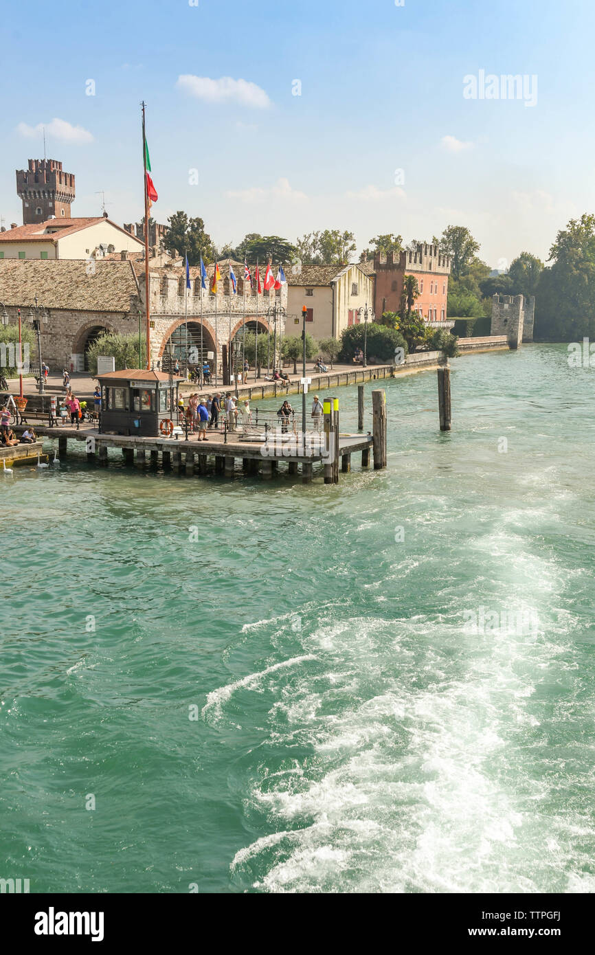 BARDOLINO, LAGO DI GARDA, Italia - Settembre 2018: Riattivazione di un traghetto quando si allontana la fase di atterraggio a Bardolino sul Lago di Garda. Foto Stock