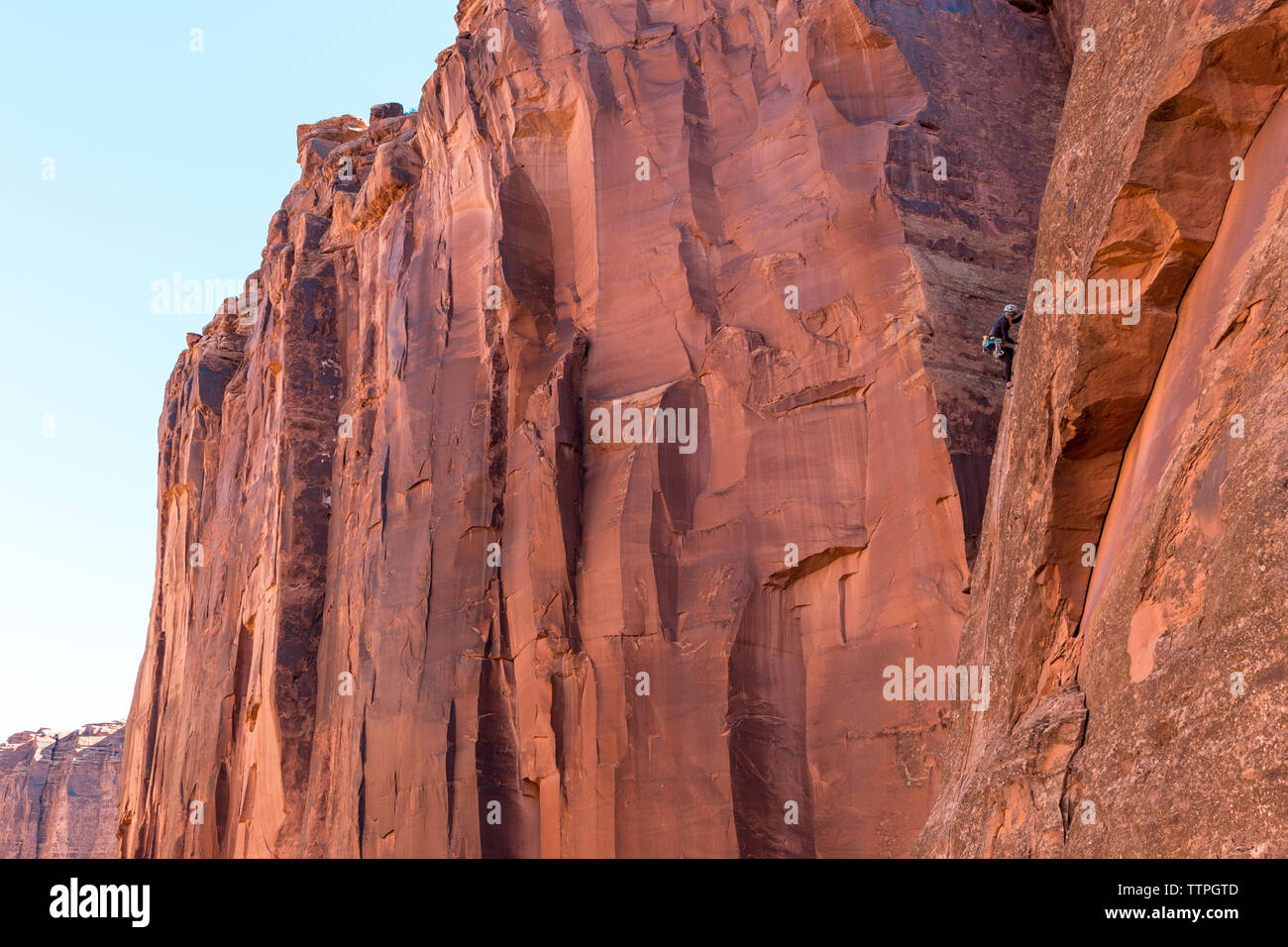 Basso angolo di visione femminile di escursionisti di montagna di arrampicata Foto Stock
