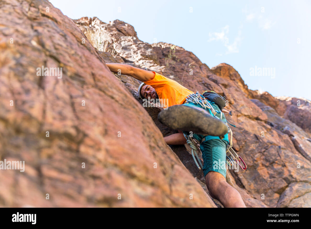 Basso angolo di vista degli escursionisti di montagna di arrampicata Foto Stock