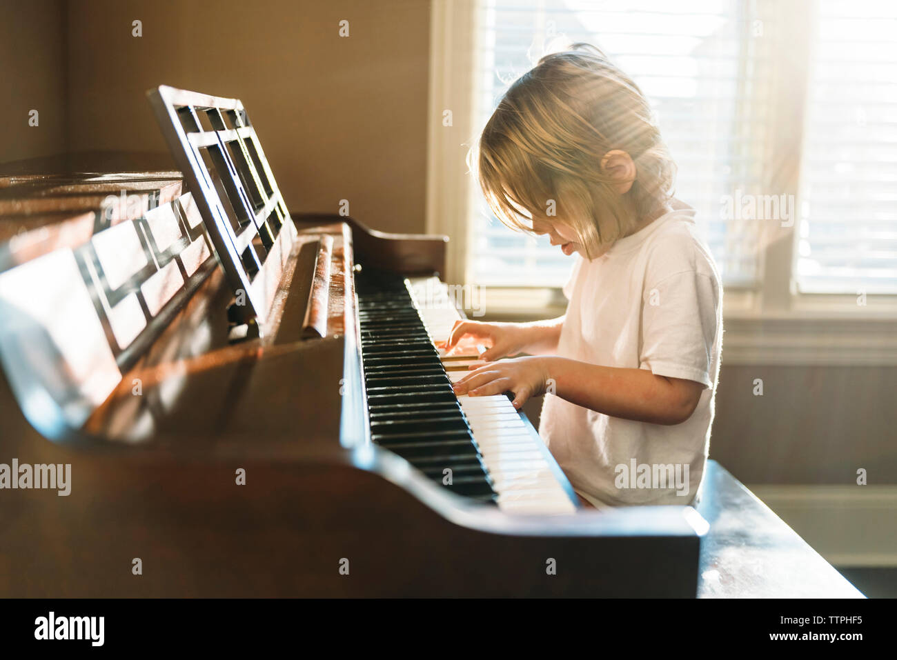 Ragazzo la pratica di pianoforte a casa Foto Stock