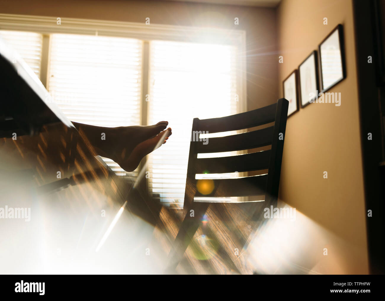 Sezione bassa del ragazzo in piedi a luminose home Foto Stock