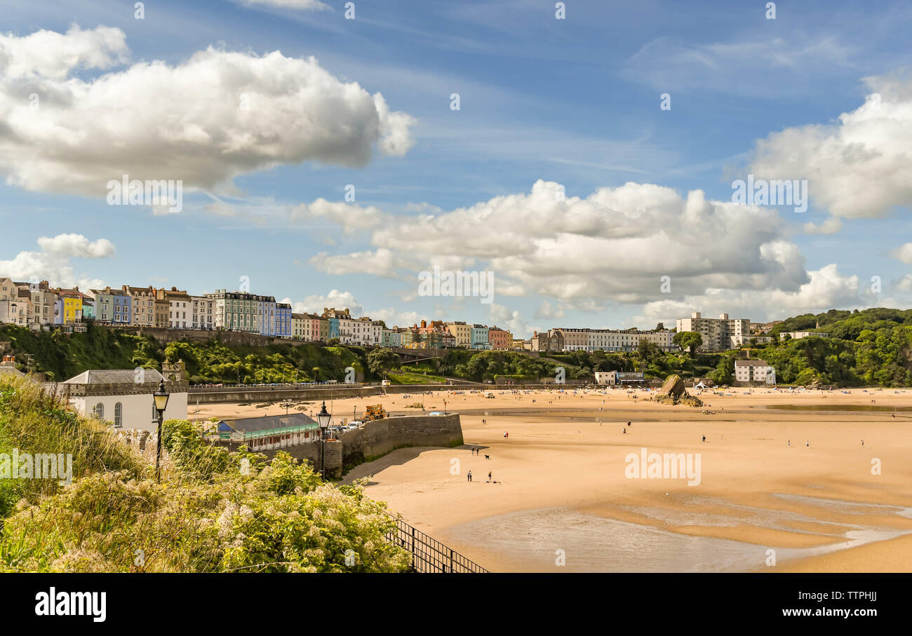 TENBY, Pembrokeshire, Galles - Agosto 2018: la parete del porto e spiaggia Nord in Tenby, West Wales, con la bassa marea. Foto Stock