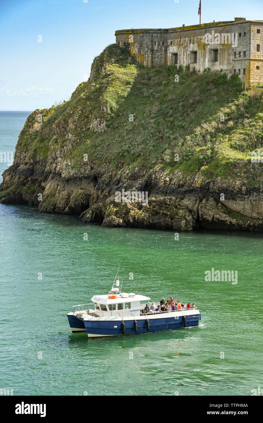 TENBY, Pembrokeshire, Galles - Agosto 2018: piccolo porto viaggio barca in acqua calma vicino al porto in Tenby, West Wales. Foto Stock