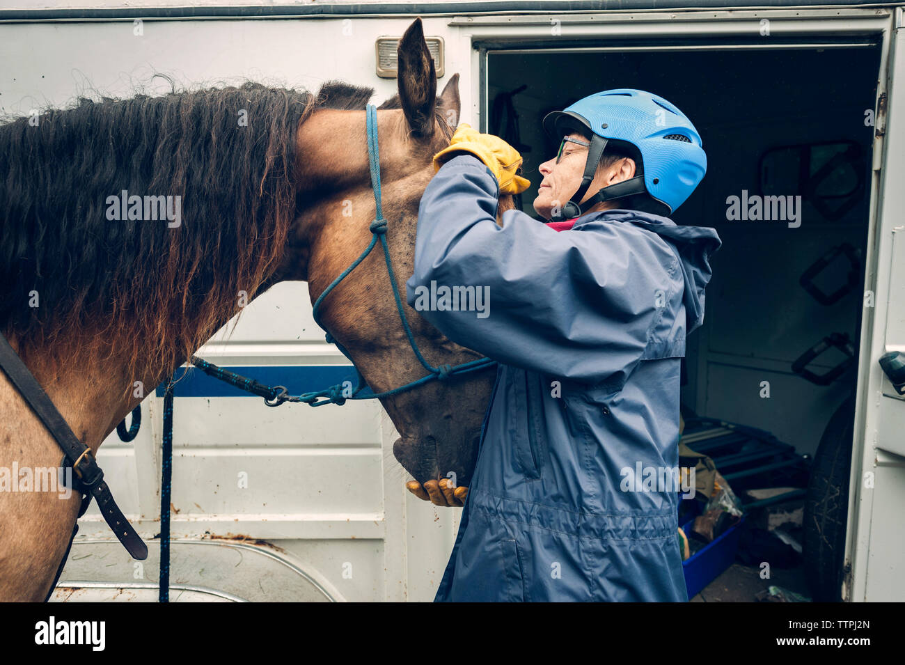Medico Donna cavallo di esame permanente, mentre in ambulanza Foto Stock