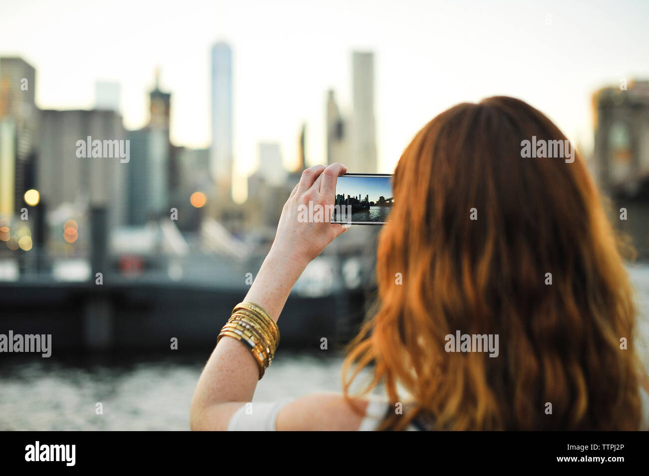 Vista posteriore della donna fotografare con il telefono cellulare Foto Stock