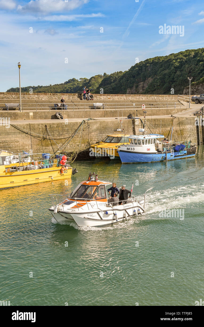 SAUNDERSFOOT, Pembrokeshire, Galles - Agosto 2018: la piccola imbarcazione a motore di lasciare il porto in Saundersfoot, West Wales. Foto Stock