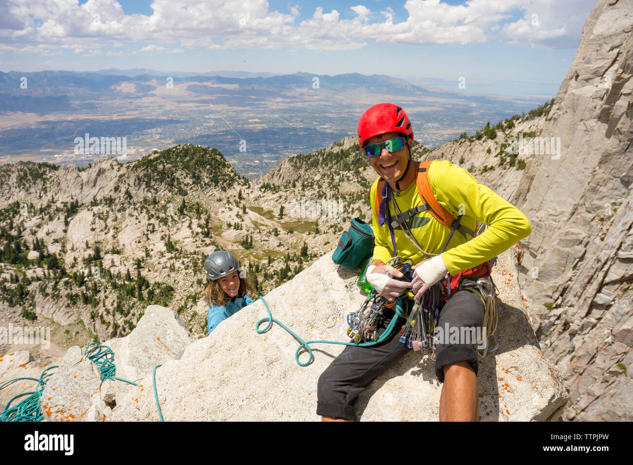 Mark Williamson e Jack Tescher rock climbing in Lone Peak Cirque, Lone Peak Wilderness, Cache di Wasatch National Forest, Salt Lake City, Utah. Foto Stock