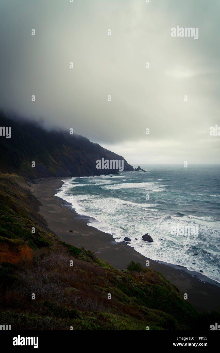 Vista panoramica della spiaggia contro il cielo nuvoloso Foto Stock