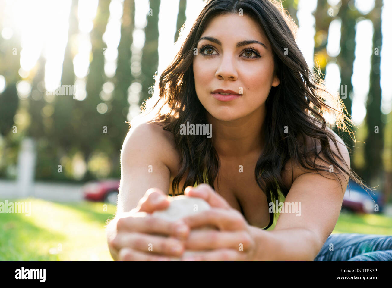 Fiducioso della donna che esercitano in posizione di parcheggio Foto Stock
