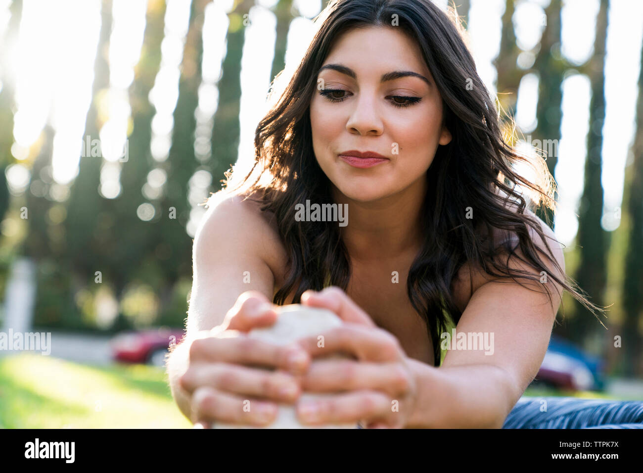 La donna lo stiramento durante l esercizio in posizione di parcheggio Foto Stock
