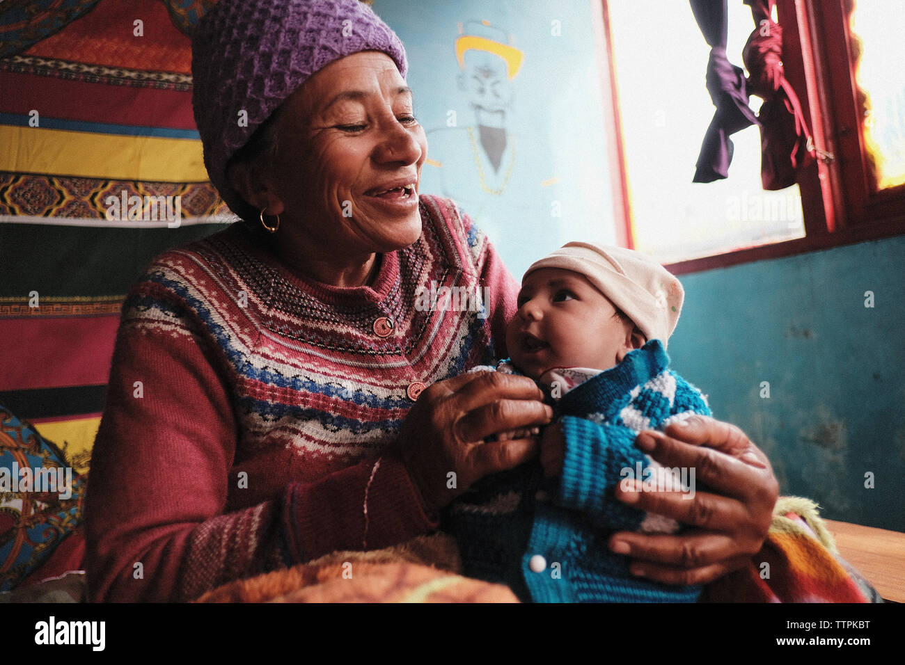 Nonna sorridente giocando con il bambino a casa Foto Stock