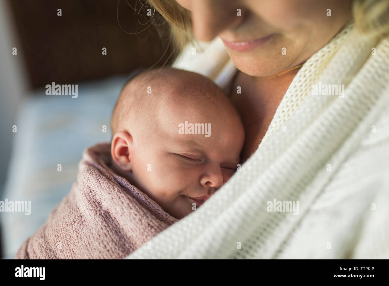 Immagine ritagliata della madre che porta neonato Foto Stock