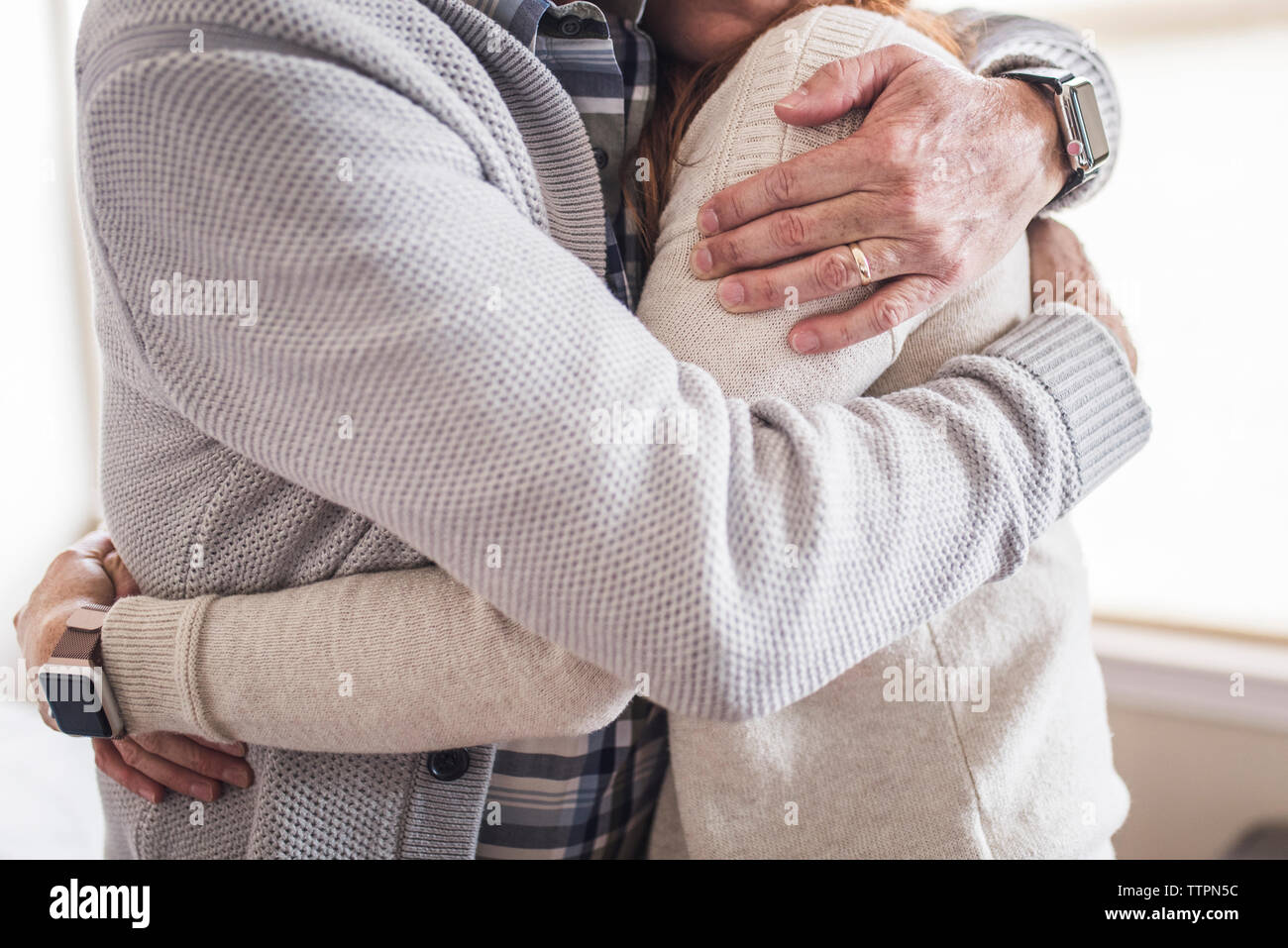 Chiusura del padre e figlia abbracciando Foto Stock