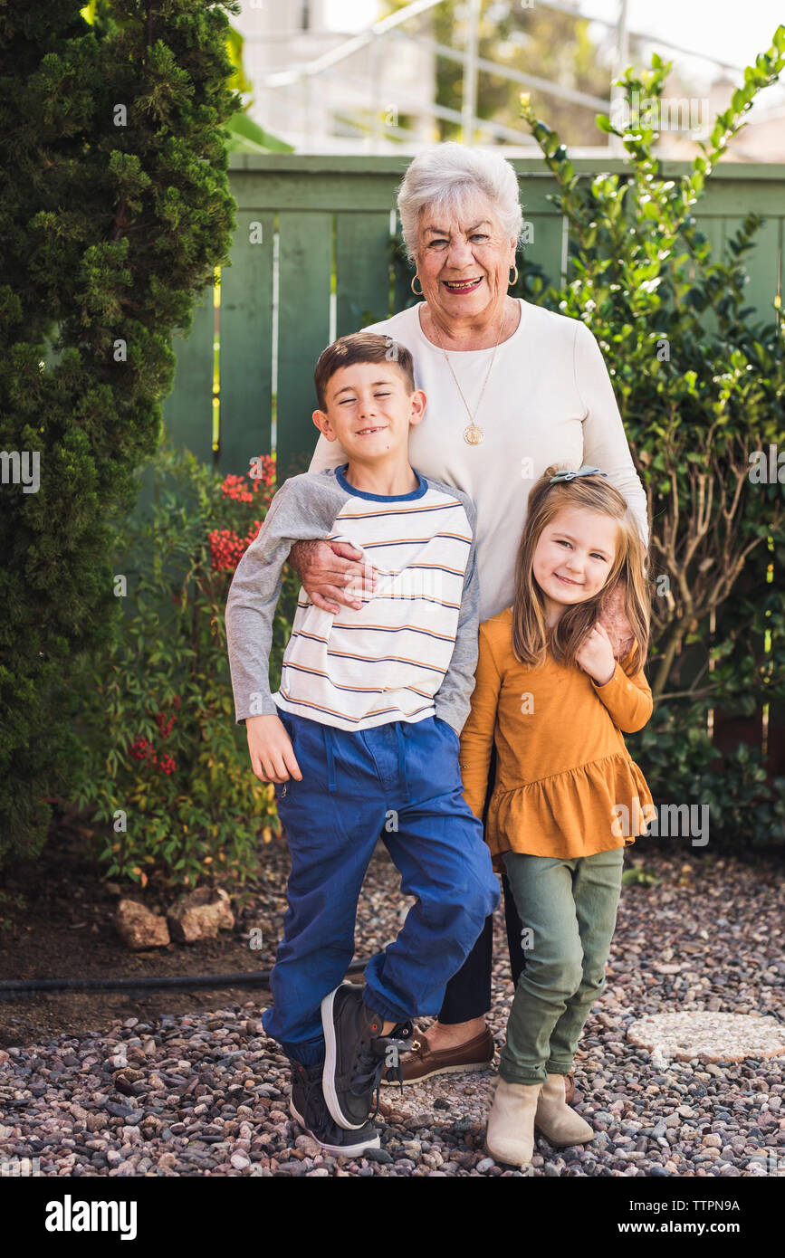 Ritratto di famiglia multigenerazionale in piedi al di fuori Foto Stock