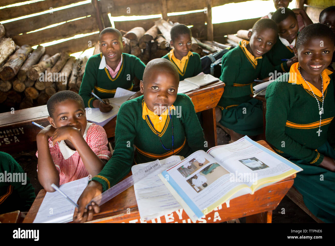 Gli studenti a tavola a scuola Foto Stock