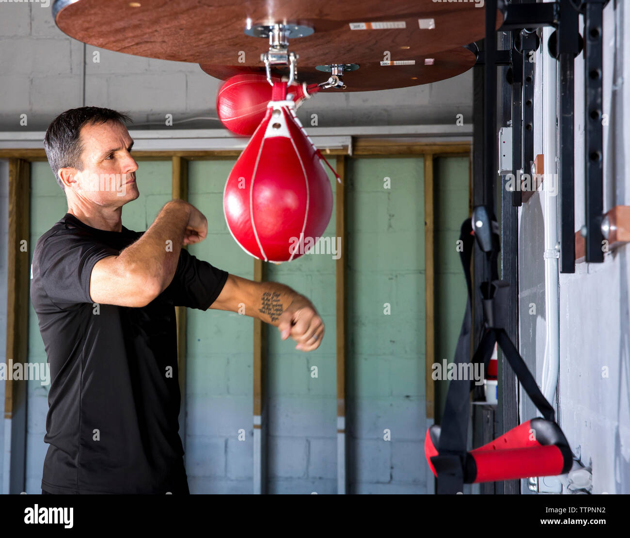 Boxing coach punzonatura di Speed bag in palestra Foto Stock