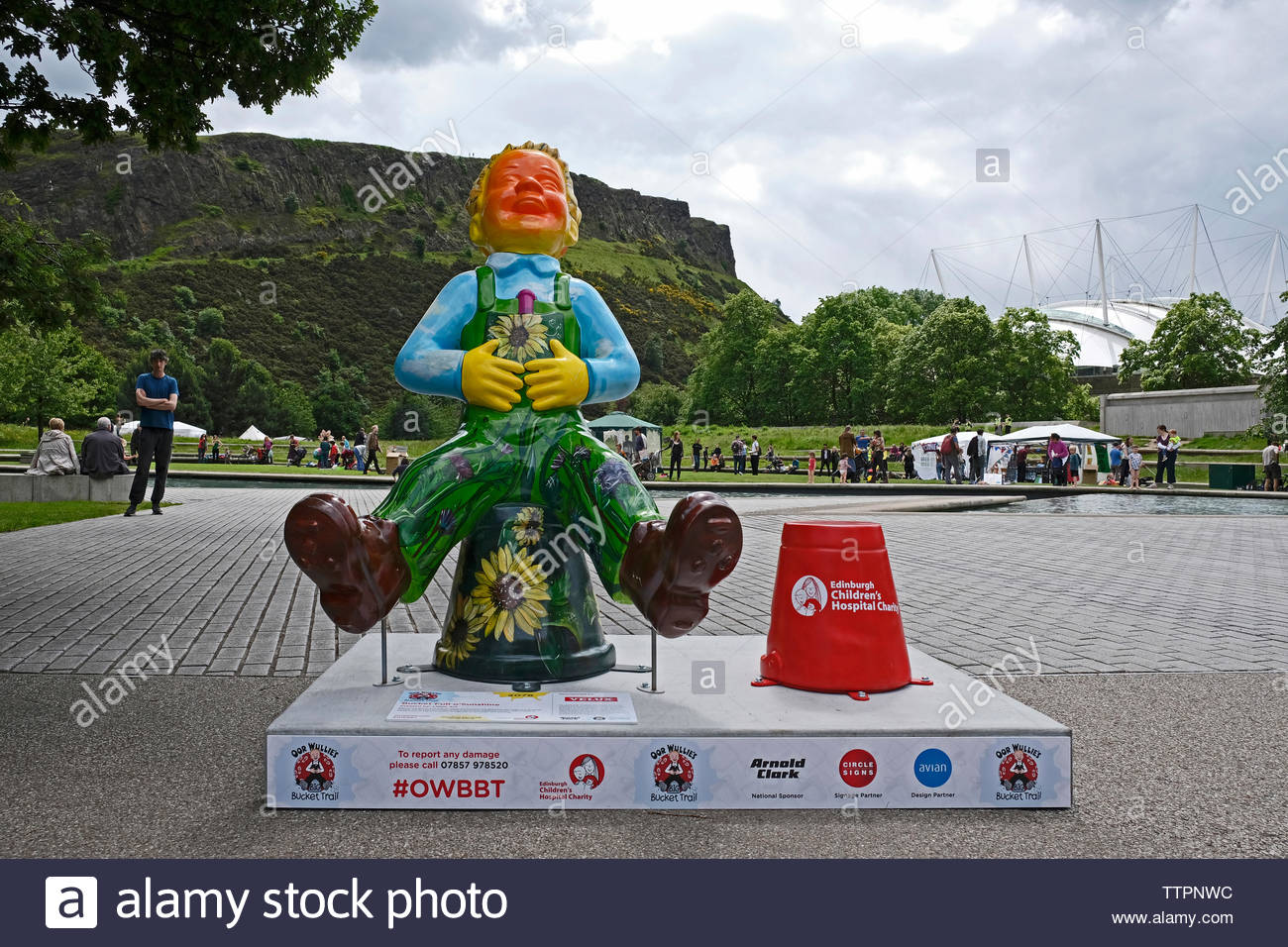 Oor Wullie scultura, benna piena o'sunshine, al di fuori del parlamento scozzese di Edimburgo, Scozia Foto Stock