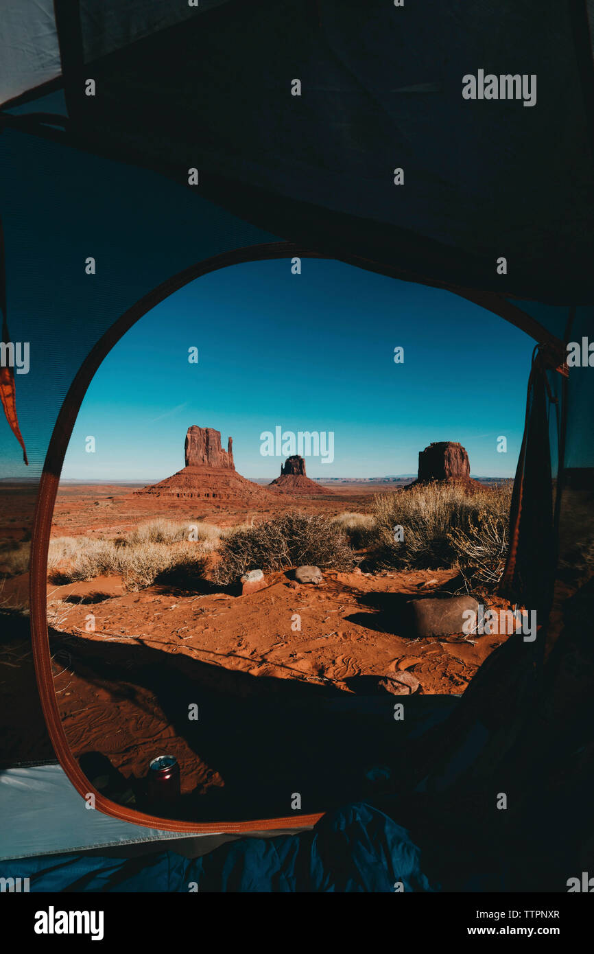 Vista panoramica delle formazioni rocciose su deserto visto attraverso la tenda Foto Stock